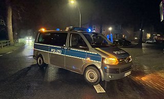 Ein Einsatzfahrzeug der Polizei in Fischerhude. Die Polizei hat dort zwei Leichen in einem Haus entdeckt. - Foto: Andre van Elten/TNN/dpa