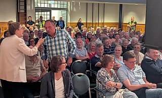 Radio-Lippe-Moderatorin Judith Brentrup (links) ist im Publikumsraum unterwegs und kommt mit dem Mikrofon zu Besuchern, die Fragen stellen möchten. - Yvonne Glandien Radio-Lippe-Moderatorin Judith Brentrup (links) ist im Publikumsraum unterwegs und kommt mit dem Mikrofon zu Besuchern, die Fragen stellen möchten. - Yvonne Glandien