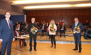 Bürgermeister Matthias Kalkreuter (von links) gratuliert seinen ehrenamtlichen Stellvertretern Rüdiger Kolm, Monika Kuhlmann und Rudolf Stölting. - Cordula Gröne(LZ) Bürgermeister Matthias Kalkreuter (von links) gratuliert seinen ehrenamtlichen Stellvertretern Rüdiger Kolm, Monika Kuhlmann und Rudolf Stölting. - Cordula Gröne(LZ)