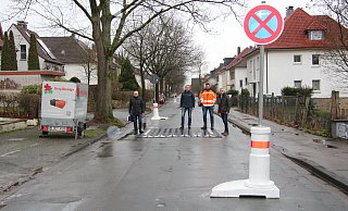 Bis zum Sommer werden die Maßnahmen zur Verkehrsberuhigung in der Hermannstraße nun geprüft, die (von links) Frank Rayczik, Uwe Friedrichsmeier, Bauhofleiter Leif Salitter und Beigeordneter Thorsten Paulussen vorstellen. - Cordula Gröne Bis zum Sommer werden die Maßnahmen zur Verkehrsberuhigung in der Hermannstraße nun geprüft, die (von links) Frank Rayczik, Uwe Friedrichsmeier, Bauhofleiter Leif Salitter und Beigeordneter Thorsten Paulussen vorstellen. - Cordula Gröne