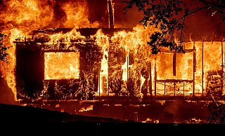 Ein brennendes Haus im Bezirk Sonoma. - Foto: Noah Berger/FR34727 AP/dpa
