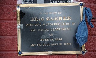 Eine Gedenktafel h&auml;ngt neben einem Gesch&auml;ft an der Bay Street am Tompkinsville Park im New Yorker Viertel Staten Island, vor dem Eric Garner starb. - Foto: Christina Horsten