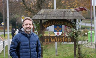 Ortsausschutzvorsitzender Sebastian Hokamp an der Insel, die ein wenig aufgehübscht werden soll. - Alexandra Schaller