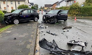 Zwei Menschen wurden bei dem Unfall verletzt. - Feuerwehr Lemgo