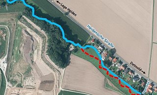 Der Oetternbach (hier in blau eingezeichnet) soll renaturiert werden (rote, gestrichelte Linie). Dadurch verläuft der Bach weiter weg von den Häusern – das verbessert gleichzeitig den Hochwasserschutz. - Land NRW (2020/ Grafik: Oliver Wendtland)
