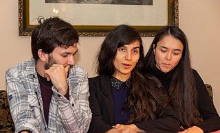 Präsentieren Zeilen der Liebe: (von links) Konstantin Schmidtbauer, Anna Eble und Iris Lau tragen einfühlsam und gekonnt aus Robert Walsers „Das Ehepaar" vor. - Raphael Bartling Präsentieren Zeilen der Liebe: (von links) Konstantin Schmidtbauer, Anna Eble und Iris Lau tragen einfühlsam und gekonnt aus Robert Walsers „Das Ehepaar" vor. - Raphael Bartling