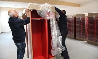 Hans Ovenhausen (links) und Stefan Jakob, Leiter der Feuerwehr Barntrup, packen einen der neuen Spinde im neuen Anbau der Feuerwache aus. - Nadine Uphoff
