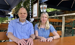 Otto und Claudia Hoepke sitzen im „Paulaner Biergarten" am Kurparksee. Das Ehepaar hofft, dass ihr Ausflugslokal weiter geöffnet bleiben kann. Foto: Sven Kienscherf - Sven Kienscherf Otto und Claudia Hoepke sitzen im „Paulaner Biergarten" am Kurparksee. Das Ehepaar hofft, dass ihr Ausflugslokal weiter geöffnet bleiben kann. Foto: Sven Kienscherf - Sven Kienscherf