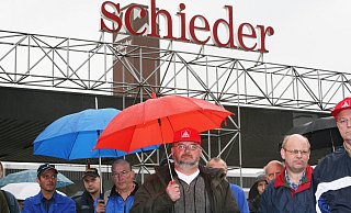 Als die Schieder-Möbel-Mitarbeiter am 9. Mai 2007 vor dem Werksgelände demonstrieren, wissen sie noch nicht, dass Europas einstmals größter Möbelhersteller in einem Monat Insolvenz anmelden wird. - Bernhard Preuß Als die Schieder-Möbel-Mitarbeiter am 9. Mai 2007 vor dem Werksgelände demonstrieren, wissen sie noch nicht, dass Europas einstmals größter Möbelhersteller in einem Monat Insolvenz anmelden wird. - Bernhard Preuß