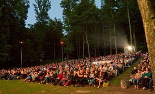 Volle Ränge auf der Waldbühne: Die Mondscheinkino-Saison 2017 startet. - Landesverband Lippe