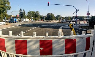 Eine Ampelschaltung regelt k&uuml;nftig den Verkehr der Hornschen Stra&szlig;e auf der H&ouml;he des Sportplatzes. Die letzten Absperrungen sind am Dienstagnachmittag gewichen. - Yvonne Glandien
