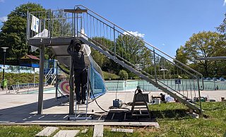 Arbeiten an der Wasserrutsche.&nbsp; - Gemeinde Kalletal