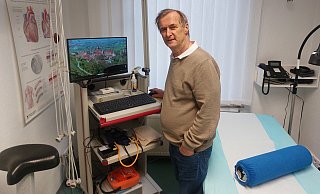 Als Hausarzt in Schwalenberg hat Dr. Thomas Schierbaum in den vergangenen 35 Jahren zahlreiche Patienten betreut. Die müssen sich nun einen anderen Mediziner suchen, denn Ende des Monats wird der 68-Jährige in den Ruhestand gehen und seine Praxis schließen. - Michaela Weiße Als Hausarzt in Schwalenberg hat Dr. Thomas Schierbaum in den vergangenen 35 Jahren zahlreiche Patienten betreut. Die müssen sich nun einen anderen Mediziner suchen, denn Ende des Monats wird der 68-Jährige in den Ruhestand gehen und seine Praxis schließen. - Michaela Weiße