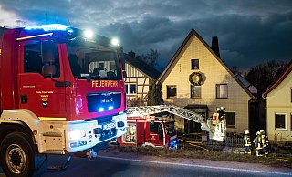 In Kalletal-Erder ist eine Terrasse in Flammen geraten, die Feuerwehr war mit einem Großeinsatz vor Ort. - FREITAG-TV