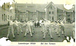 Kriegspostkarten haben die unterschiedlichsten Motive. Manch ein Schreiber ermöglichte so Einblicke in den Alltag an der Front. Der TV Lemgo hat eine ganze Sammlung verschiedener Postkarten im Archiv. - Sammlung TV Lemgo