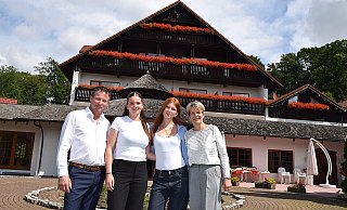 Sonja Steinmair (rechts), eine geborene Mügge, und ihr Mann Manfred Steinmair mit den Töchtern Vivien (22, Zweite von links) und Valerie (19) vor dem Hotel „Mügge“. - Karin Prignitz