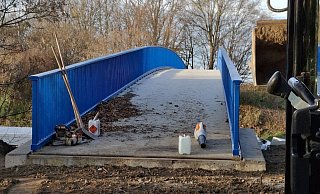 Die "Schnapsbr&uuml;cke" befindet sich seit mehr als einem halben Jahr wieder an ihrem angestammten Standort. Doch nach wie vor ist sie nicht freigegeben. So fehlt unter anderem noch die Anbindung zum Weg davor. - Katrin Klei