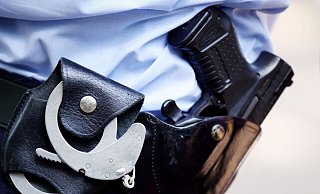 Ein Polizist mit Handschellen und Pistole am Gürtel. - Oliver Berg/dpa/Archivbild Ein Polizist mit Handschellen und Pistole am Gürtel. - Oliver Berg/dpa/Archivbild