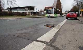 Der Kanal ist kaputt, die Stadt muss die Regenstorstraße aufgraben – auf einem Weg gibt’s neuen Asphalt und eine Umgestaltung. Auch der Regenstorplatz soll aufgehübscht werden. - Nadine Uphof
