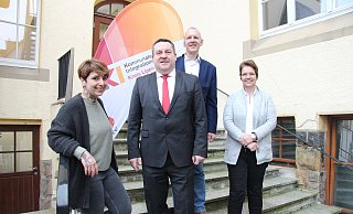 Gemeinsam arbeiten (von links) Esra Gleim, Landrat Dr. Axel Lehmann, Bürgermeister Stefan Rother und Sabine Beine (Leitung Fachdienst Soziales und Integration Kreis Lippe) an der positiven Entwicklung der Stadt. Foto: Kirsten Fuhrmann - Kirsten Fuhrmann Gemeinsam arbeiten (von links) Esra Gleim, Landrat Dr. Axel Lehmann, Bürgermeister Stefan Rother und Sabine Beine (Leitung Fachdienst Soziales und Integration Kreis Lippe) an der positiven Entwicklung der Stadt. Foto: Kirsten Fuhrmann - Kirsten Fuhrmann