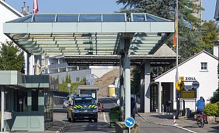 Der wieder ge&ouml;ffnete Grenz&uuml;bergang zwischen der Schweiz und Deutschland in Riehen. - Foto: Georgios Kefalas/KEYSTONE/dpa