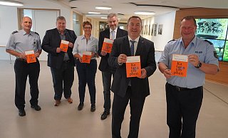 Stefan Begemann (Polizei), Meinolf Haase (Bevölkerungsschutz), Sabine Beine (Verwaltungsvorstand), Dirk Becker (Sprecher der Bürgermeister), Landrat Dr. Axel Lehmann und Polizeidirektor Alexander Fenske stellen die Arbeitsgemeinschaft "Kritische Infrastruktur" vor. Gleichzeitig appellieren sie an die Eigenverantwortung der Bürger. - Michaela Weiße