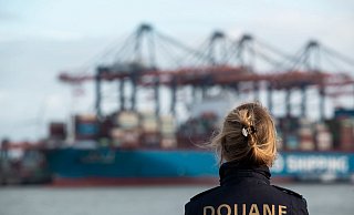 Eine Zollbeamtin im Hafen von Rotterdam. - Kristof Van Accom/BELGA/dpa Eine Zollbeamtin im Hafen von Rotterdam. - Kristof Van Accom/BELGA/dpa