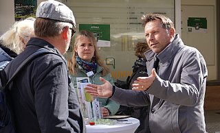 Bürgermeister Frank Hilker im Gespräch mit Bürgerinnen und Bürgern zum Auftakt der Stadtkontakt mobil-Saison 2025 auf dem Marktplatz. Eines seiner Ziele ist es, künftig noch stärker in den Austausch mit den Menschen vor Ort zu gehen. - Stadt Detmold Bürgermeister Frank Hilker im Gespräch mit Bürgerinnen und Bürgern zum Auftakt der Stadtkontakt mobil-Saison 2025 auf dem Marktplatz. Eines seiner Ziele ist es, künftig noch stärker in den Austausch mit den Menschen vor Ort zu gehen. - Stadt Detmold