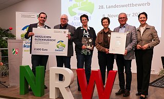 Eine Delegation aus Sabbenhausen nimmt in Bad Sassendorf die Auszeichnung als Silberdorf aus den H&auml;nden von NRW-Landwirtschaftsministerin Silke Gori&szlig;en (rechts) entgegen. - J Film & Fotografie/Jannik Geisthoff