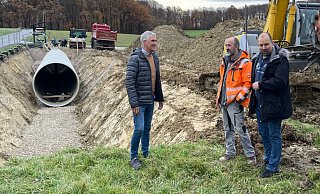 Bild oben: Erster Beigeordneter und Fachbereichsleiter Stadtentwicklung, Thorsten Paulussen (von links), Ernst Sundermann (Fa. HKS Landschaftspflege GmbH, Lage) und Fachteamleiter Stadtentwässerung, Wasserwirtschaft, Sven Anders, nehmen den Fortschritt der Errichtung des Löschwasserbehälters in Augenschein. - Stadt Lage Bild oben: Erster Beigeordneter und Fachbereichsleiter Stadtentwicklung, Thorsten Paulussen (von links), Ernst Sundermann (Fa. HKS Landschaftspflege GmbH, Lage) und Fachteamleiter Stadtentwässerung, Wasserwirtschaft, Sven Anders, nehmen den Fortschritt der Errichtung des Löschwasserbehälters in Augenschein. - Stadt Lage