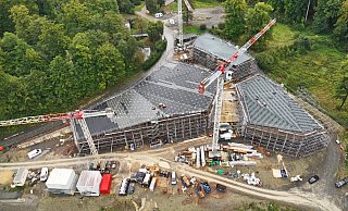 Das neue Eingangs- und Ausstellungsgebäude des Freilichtmuseums wächst seit Juni 2022 stetig empor. Hier eine Aufnahme von September 2024. - LWL/Robin Jähne Das neue Eingangs- und Ausstellungsgebäude des Freilichtmuseums wächst seit Juni 2022 stetig empor. Hier eine Aufnahme von September 2024. - LWL/Robin Jähne