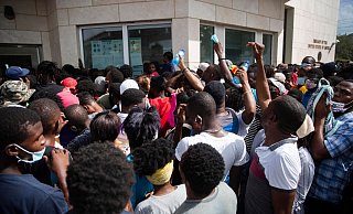 Haitianer versammeln sich vor der US-Botschaft in Port-au-Prince inmitten von Gerüchten im Radio und in den sozialen Medien, dass die USA Exil- und humanitäre Visa ausstellen werden. - Foto: Joseph Odelyn/AP/dpa Haitianer versammeln sich vor der US-Botschaft in Port-au-Prince inmitten von Gerüchten im Radio und in den sozialen Medien, dass die USA Exil- und humanitäre Visa ausstellen werden. - Foto: Joseph Odelyn/AP/dpa