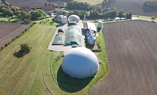 Der Speicher in Oelentrup - vor allem aus der Luft wird klar, welche Dimension er hat. - LipperLandEnergie GmbH & Co. KG Der Speicher in Oelentrup - vor allem aus der Luft wird klar, welche Dimension er hat. - LipperLandEnergie GmbH & Co. KG