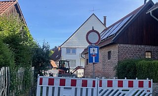 Schon wieder wird in Brakelsiek die Straße aufgerissen: Mit einigem Unverständnis hat die Dorfbevölkerung darauf reagiert. Denn viele Brakelsieker warten immer noch auf ihren Glasfaseranschluss und zwar schon ziemlich lange. - Silke Buhrmester
