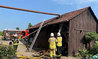 Dieser Schuppen in Spork hat Feuer gefangen. - Freiwillige Feuerwehr Dörentrup Dieser Schuppen in Spork hat Feuer gefangen. - Freiwillige Feuerwehr Dörentrup