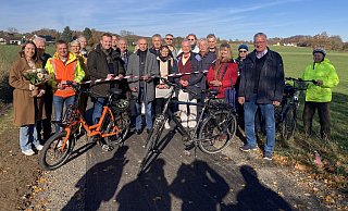 Vertreter von Stadt, dem Verein Ländlicher Raum aktiv, der ausführenden Firma, der AG Radfahren und dem Yogazentrum sind bei der Einweihung des Bürgerradwegs dabei. - Cordula Gröne