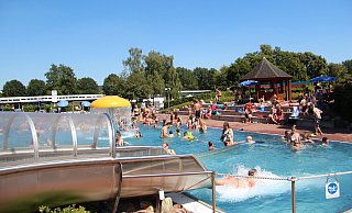 Viele Badegäste kühlen sich im Salzufler Freibad ab. - Archvifoto: Carolin Brokmann Viele Badegäste kühlen sich im Salzufler Freibad ab. - Archvifoto: Carolin Brokmann