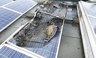 Eine Photovoltaik-Anlage hat in Kalletal Feuer gefangen. - Feuerwehr Kalletal