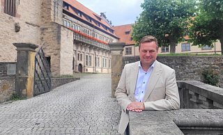 Alexander Baer an seinem Lieblingsort, dem Schloss Brake. Hier hat er sein persönliches Glück gefunden. - Katrin Kantelberg