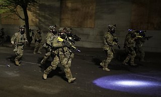 Bundespolizisten am Rande eines «Black-Lives-Matter»-Protests in Portland. - Foto: Marcio Jose Sanchez/AP/dpa