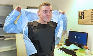 Beim Kommunalen Ordnungsdienst ist persönliche Ausstattung aufgestockt worden. Mitarbeiter wie Rafael Rathmann tragen unter ihrer Oberbekleidung nun eine Schutzweste. - Vera Gerstendorf-Welle Beim Kommunalen Ordnungsdienst ist persönliche Ausstattung aufgestockt worden. Mitarbeiter wie Rafael Rathmann tragen unter ihrer Oberbekleidung nun eine Schutzweste. - Vera Gerstendorf-Welle