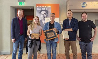 Danny Raveh (Mitte) und Michael Raveh (2. v.r.) haben für die Sonderausstellung über ihren Vater Objekte aus Israel mitgebracht. Philipp Schmidt-Rhaesa (links, Karla-Raveh-Gesamtschule), Sara Elkmann (2.v.l.) und Fabian Schröder (rechts, beide Städtische Museen Lemgo) freuen sich auf die gemeinsame Veranstaltung am Sonntag. - Stadt Lemgo