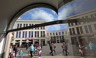 Im Spiegel der Öffentlichkeit: das Geschäftshaus am ehemaligen Hertie- und Karstadt-Standort. - Bernhard Preuss