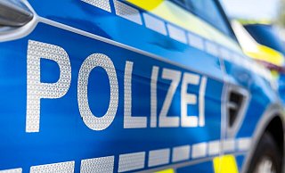 In Recklinghausen sind ein Auto und ein Streifenwagen zusammengestoßen. Sowohl die Polizisten als auch die Autofahrerin wurden dabei verletzt. (Symbolfoto) - David Inderlied/dpa In Recklinghausen sind ein Auto und ein Streifenwagen zusammengestoßen. Sowohl die Polizisten als auch die Autofahrerin wurden dabei verletzt. (Symbolfoto) - David Inderlied/dpa