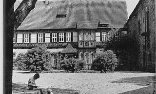 Die Architekten schlagen vor, den Burginnenhof künftig wieder von Autos freizuhalten und stattdessen für die Gastronomie zu nutzen. In den 60-er Jahren hat er so ausgesehen. - Landesbibliothek Detmold