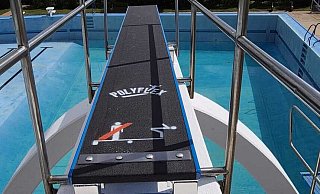 Das Freibad Laßbruch hat ein neues Drei-Meter-Sprungbrett. Das vorherige war rund 50 Jahre im Betrieb. - Freibadverein Laßbruch