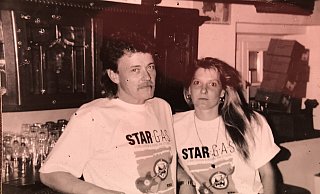 Mike Rogers und seine Frau Heike Vesting im Scharfrichter. - Repro: Seda Hagemann Mike Rogers und seine Frau Heike Vesting im Scharfrichter. - Repro: Seda Hagemann