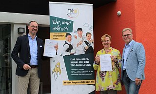 „TOP-Ausbilder": (v.l.) Christian Lüdeking (Ringhotel Waldhotel Bärenstein) und Birgit und Holger Lemke („Windmühle Fissenknick") freuen sich über die Auszeichnung ihrer Ausbildungsbetriebe. Foto: Joline Heller - Joline Heller