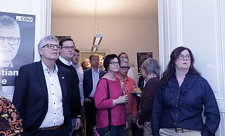Punkt 18 Uhr läuft in der CDU-Zentrale in Höxter die erste Prognose über die Leinwand. Christian Haase (links) und seine Frau Sonja sehen nicht wirklich begeistert aus. Foto: David Schellenberg - David Schellenberg