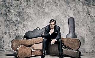 Ein Mann, viele Saiteninstrumente: Al Di Meola ist einer der erfolgreichsten Gitarristen unserer Zeit. Im Oktober ist er zu Gast in Bad Salzuflen. - Ben Wolf Ein Mann, viele Saiteninstrumente: Al Di Meola ist einer der erfolgreichsten Gitarristen unserer Zeit. Im Oktober ist er zu Gast in Bad Salzuflen. - Ben Wolf